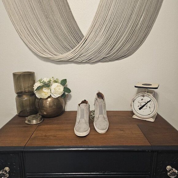 Linea Paolo Anna Perforated Suede Wedges Sz 7.5 - Picture 2 of 8